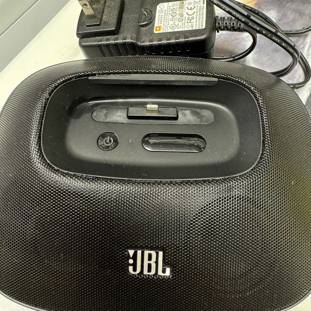 JBL PHONE CHARGER AND SPEAKER